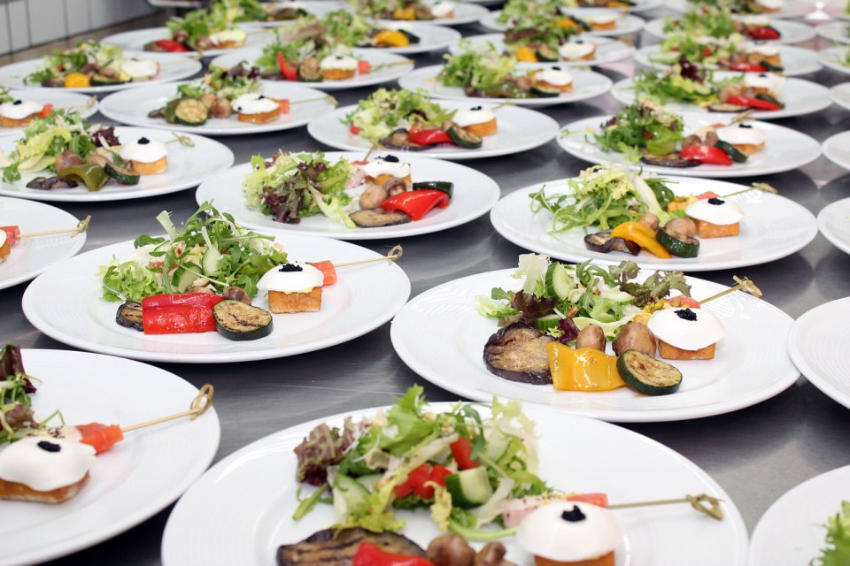 Here’s how to decide between catered buffet and plated meals